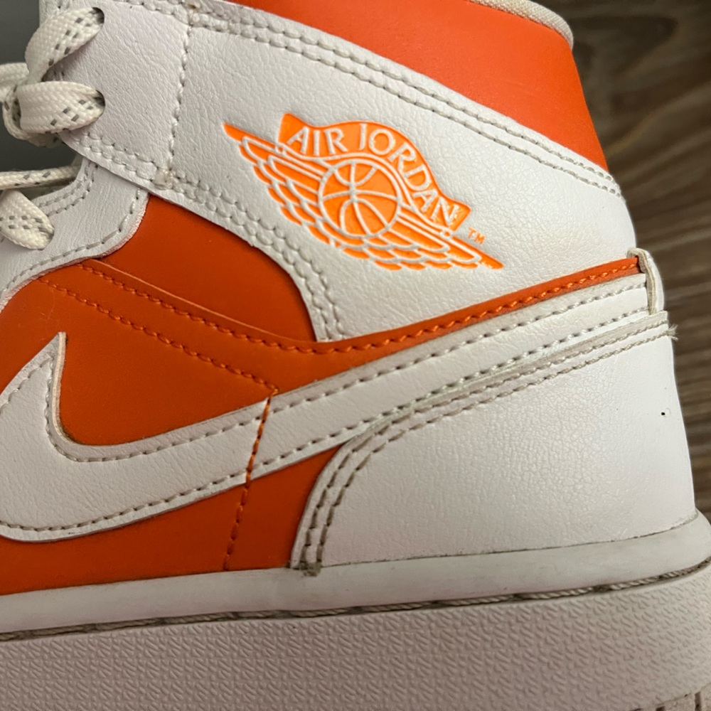 Air Jordan 1 Mid SE Bright Citrus Women’s Size 6 Electro Orange in Box - Picture 15 of 16